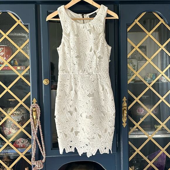 ASTR Dress Mini Cocktail White Floral Lace Sheath Fitted Bridal Summer X Small - Picture 1 of 9